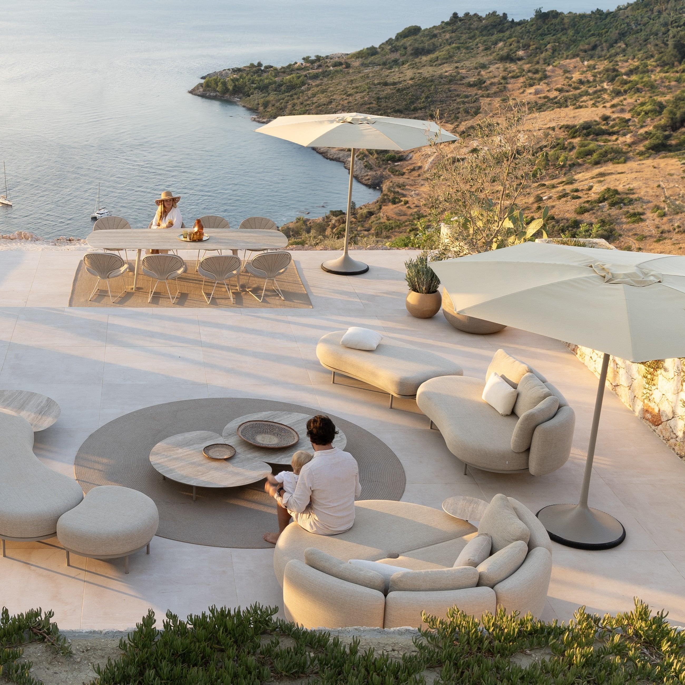 Royal Botania ORGANIX 07 auf einer großzügigen Terrasse mit Blick aufs Meer – elegantes Loungemöbel in mediterranem Outdoor-Ambiente