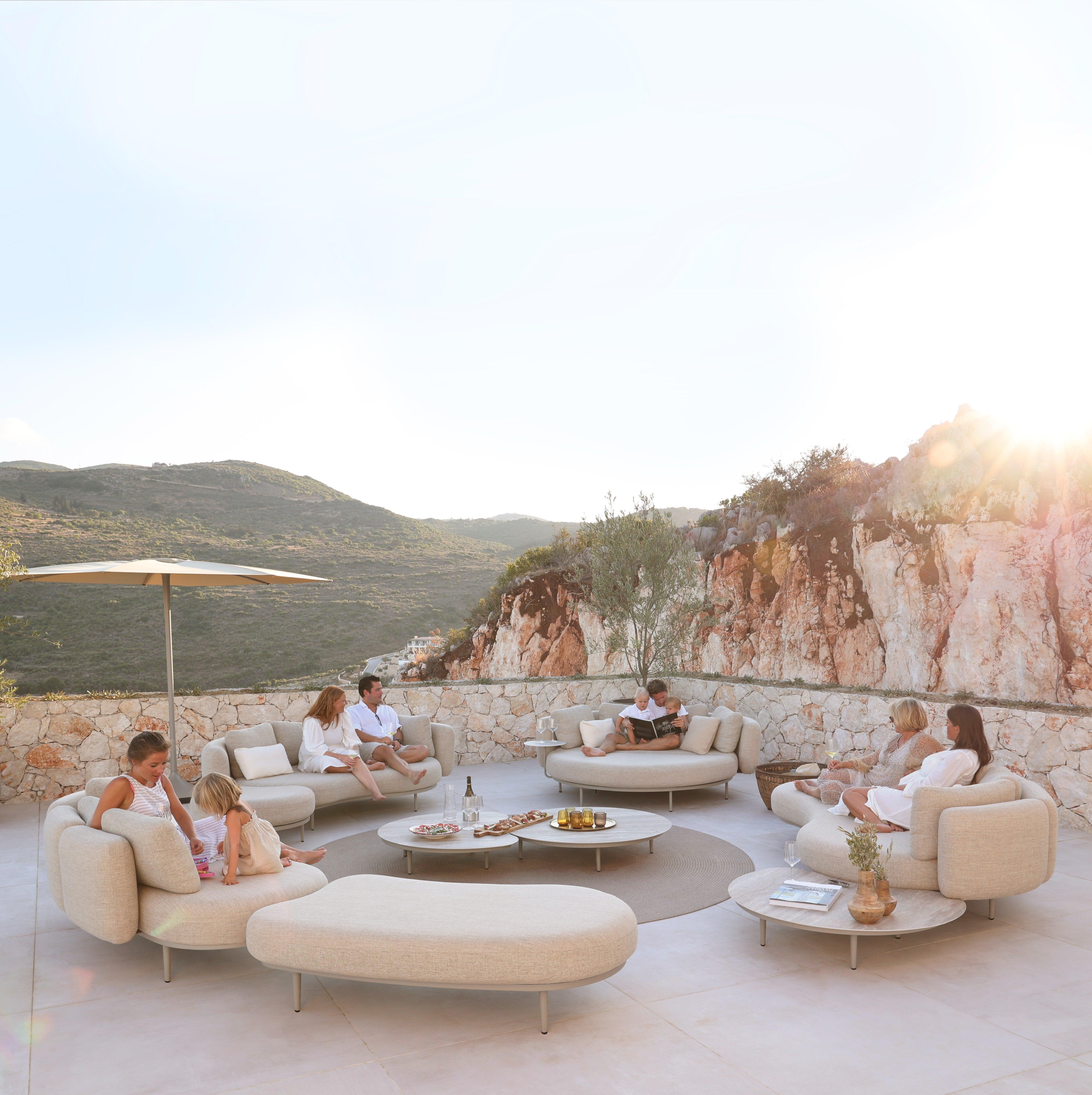 Loungetisch ORGANIX von Royal Botania kombiniert mit hellen Loungemöbeln – modernes Outdoor-Design mit natürlichem Flair