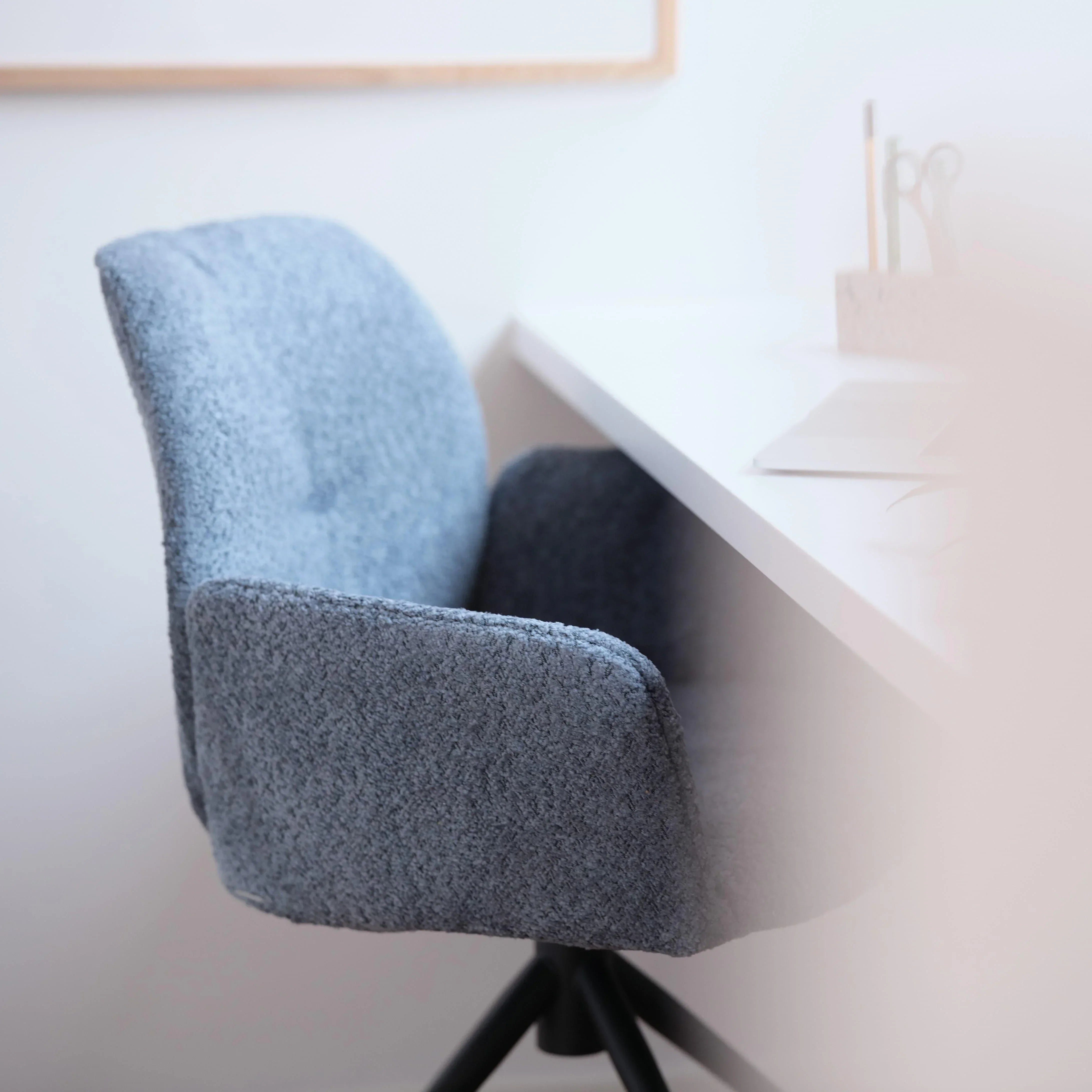 Helle MOOD Stühle in einem lichtdurchfluteten Homeoffice mit Bücherregal und Designerlampe