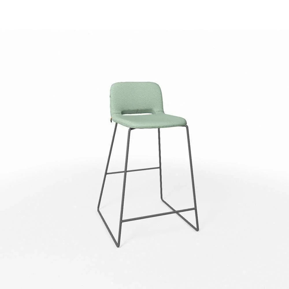 PAMP C1610 Barstuhl – schlanke Form und dezente Linienführung in frontaler Ansicht