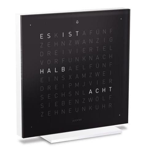 QLOCKTWO EARTH 13.5 Black Ice Tea – Seitenansicht der minimalistischen Design-Tischuhr mit tiefschwarzer Oberfläche