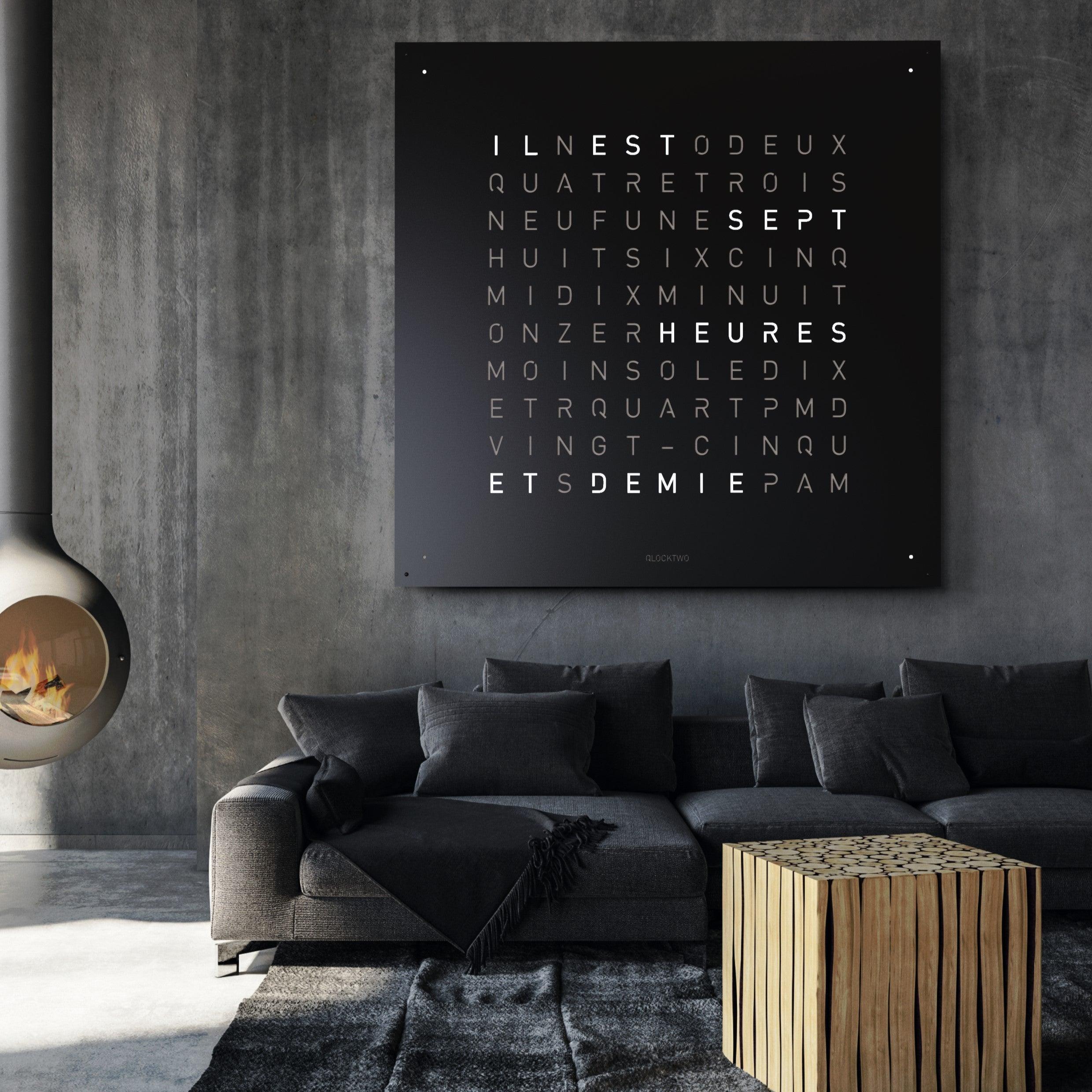 QLOCKTWO EARTH 180 BLACK PEPPER – horloge murale de luxe en noir mat, idéale pour les intérieurs haut de gamme et les espaces contemporains