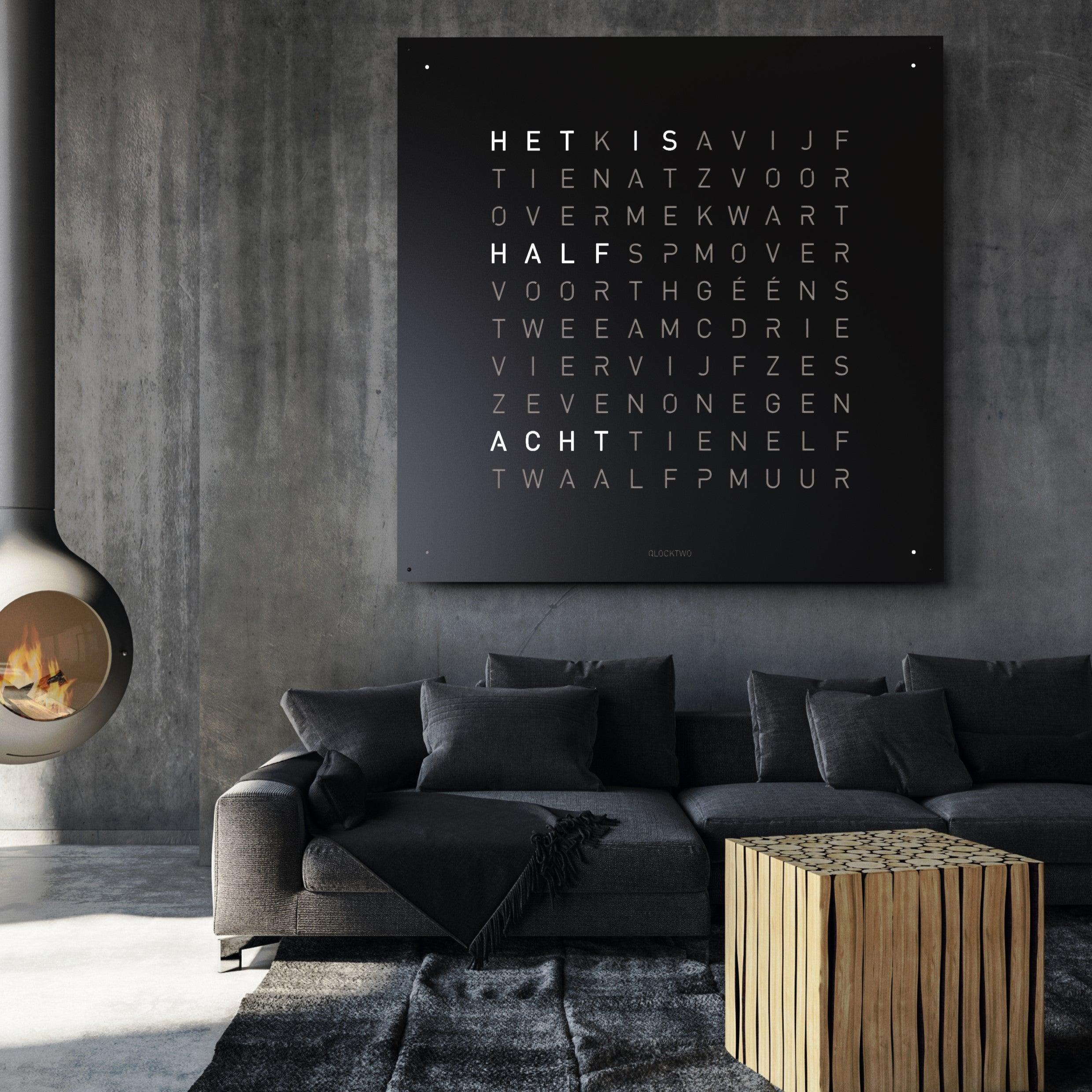 QLOCKTWO EARTH 180 BLACK PEPPER – luxe wandklok in matzwart voor moderne interieurs en stijlvolle woonconcepten