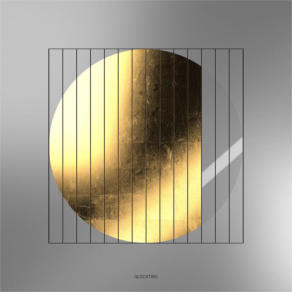 QLOCKTWO MOON DAWN Gold – Frontalansicht der luxuriösen Wand­uhr mit dezentem Schimmer und puristischem Design