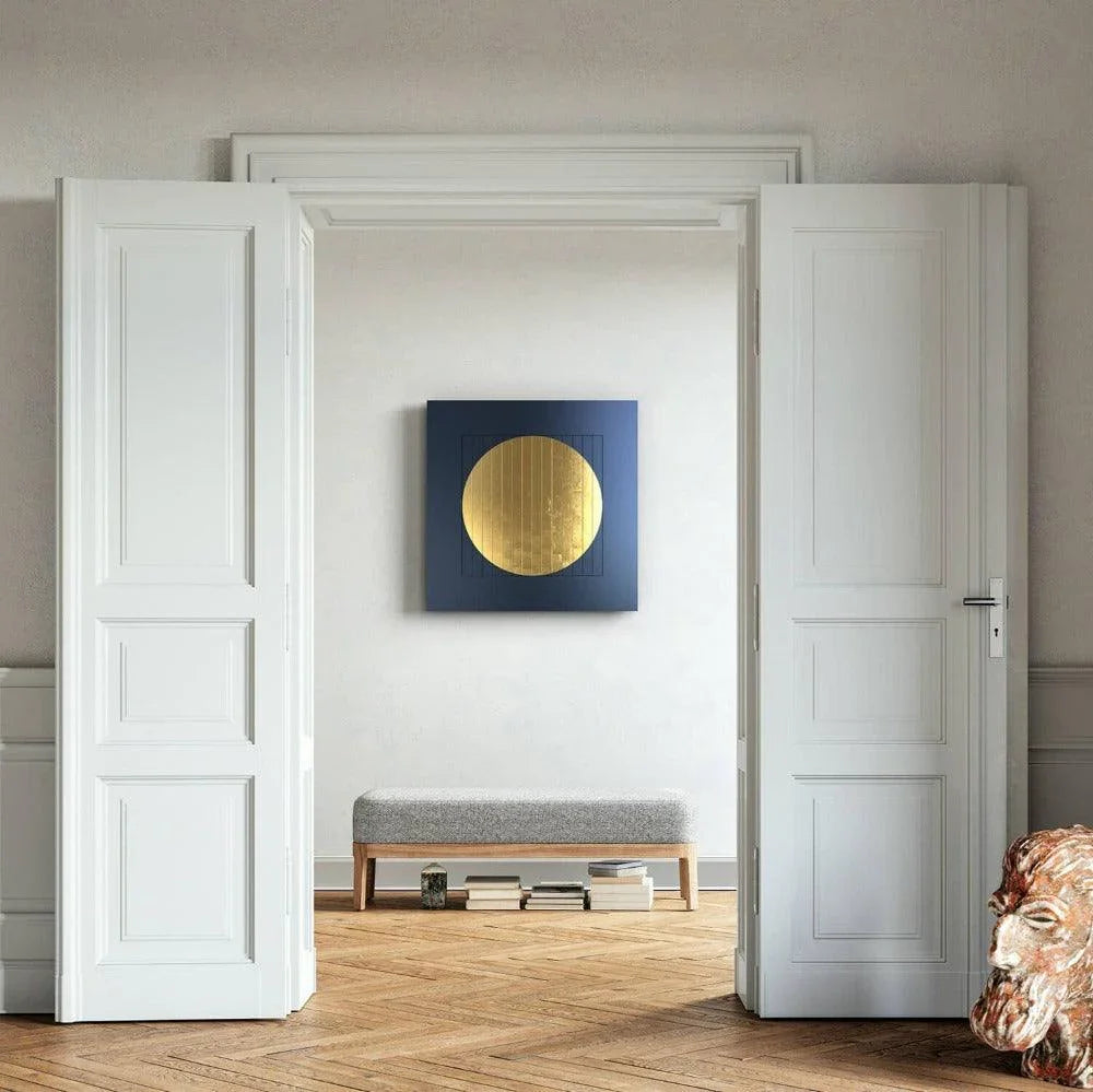 MOON MIDNIGHT Gold von QLOCKTWO in edler Loft-Einrichtung – ikonisches Zeitobjekt mit Designcharakter