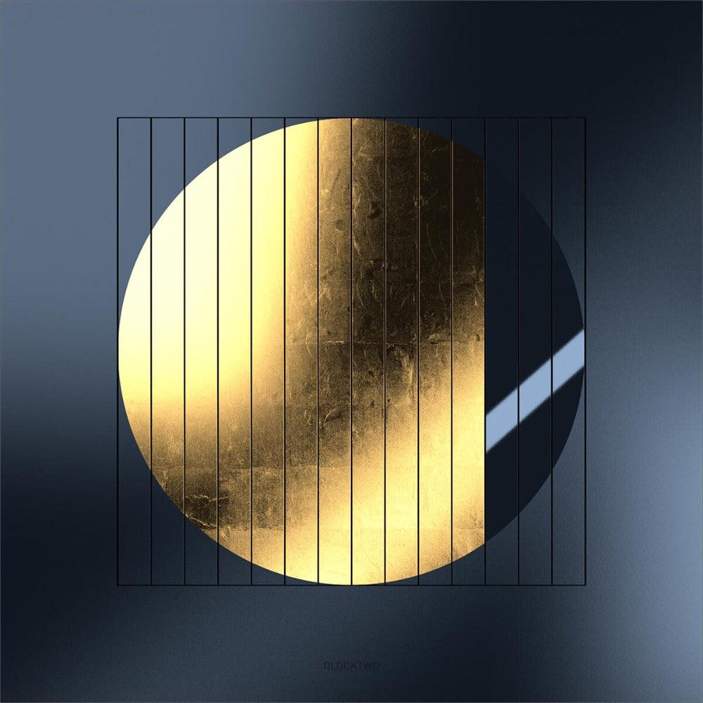 QLOCKTWO MOON MIDNIGHT in Gold – Frontalansicht der luxuriösen Design-Wanduhr mit typografischer Zeitanzeige