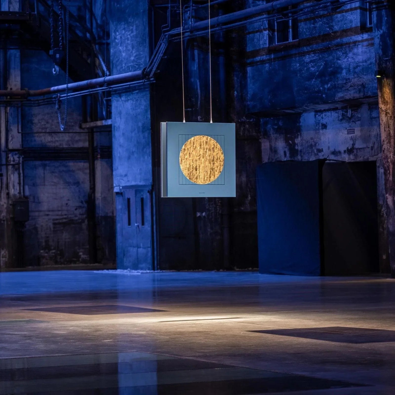 QLOCKTWO MOON NIGHTFALL Gold in einem luxuriösen Loft – Designobjekt zwischen Kunst und Zeitmessung