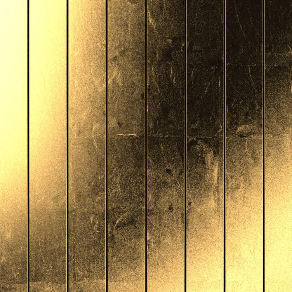 Nahaufnahme der QLOCKTWO MOON NIGHTFALL in Gold – präzise gestanzte Typografie auf luxuriösem Gold-Finish
