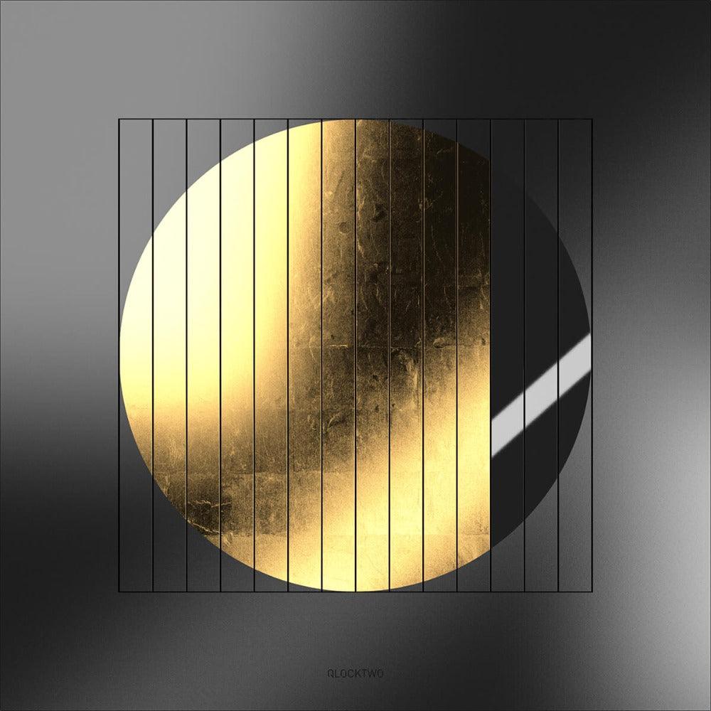 QLOCKTWO MOON NIGHTFALL in Gold – luxuriöse Wanduhr mit reflektierender Oberfläche in imposanter Frontalansicht