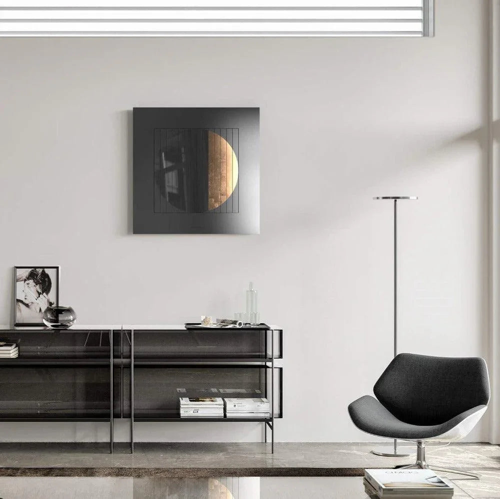 Moon Gold Variante der QLOCKTWO MOON NIGHTFALL in einer offenen Galerie-Wohnung – skulpturale Uhr im Kontext moderner Kunst