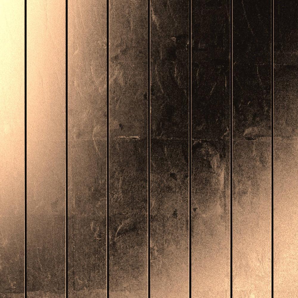 Feine Nahaufnahme der Moon Gold-Oberfläche der QLOCKTWO MOON NIGHTFALL – sanft schimmernde Struktur mit charaktervoller Tiefe