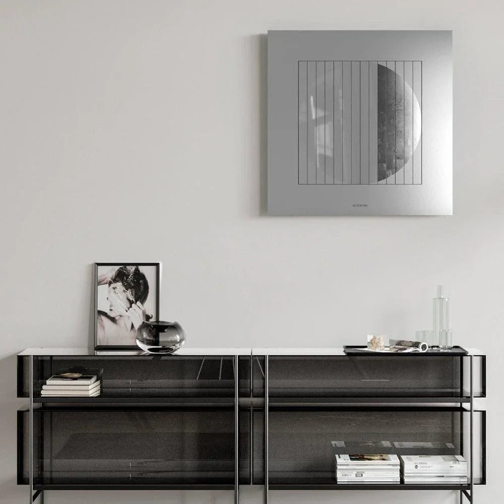 QLOCKTWO MOON NIGHTFALL in Platinum als High-End-Wanduhr in moderner Architektur – zeitlose Klarheit trifft auf luxuriöse Zurückhaltung