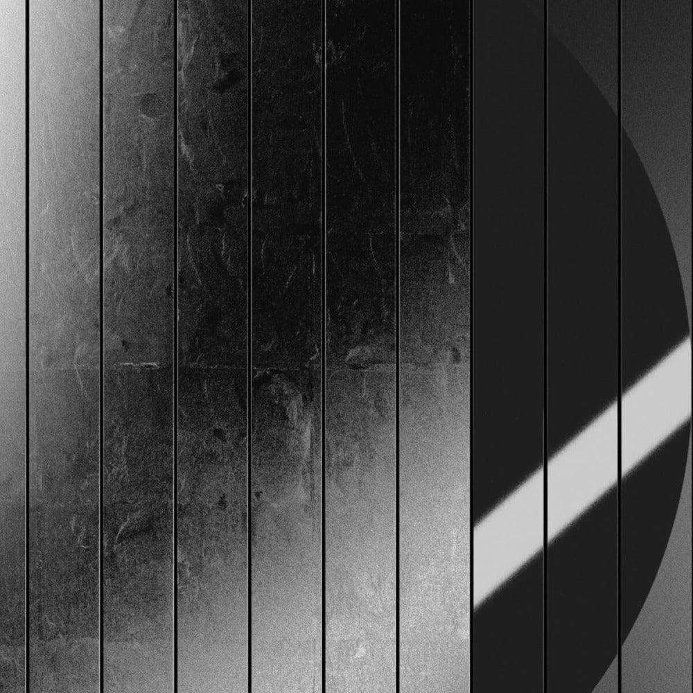 Nahaufnahme des Materialübergangs an der QLOCKTWO MOON NIGHTFALL Platinum – technische Perfektion trifft auf puristische Eleganz