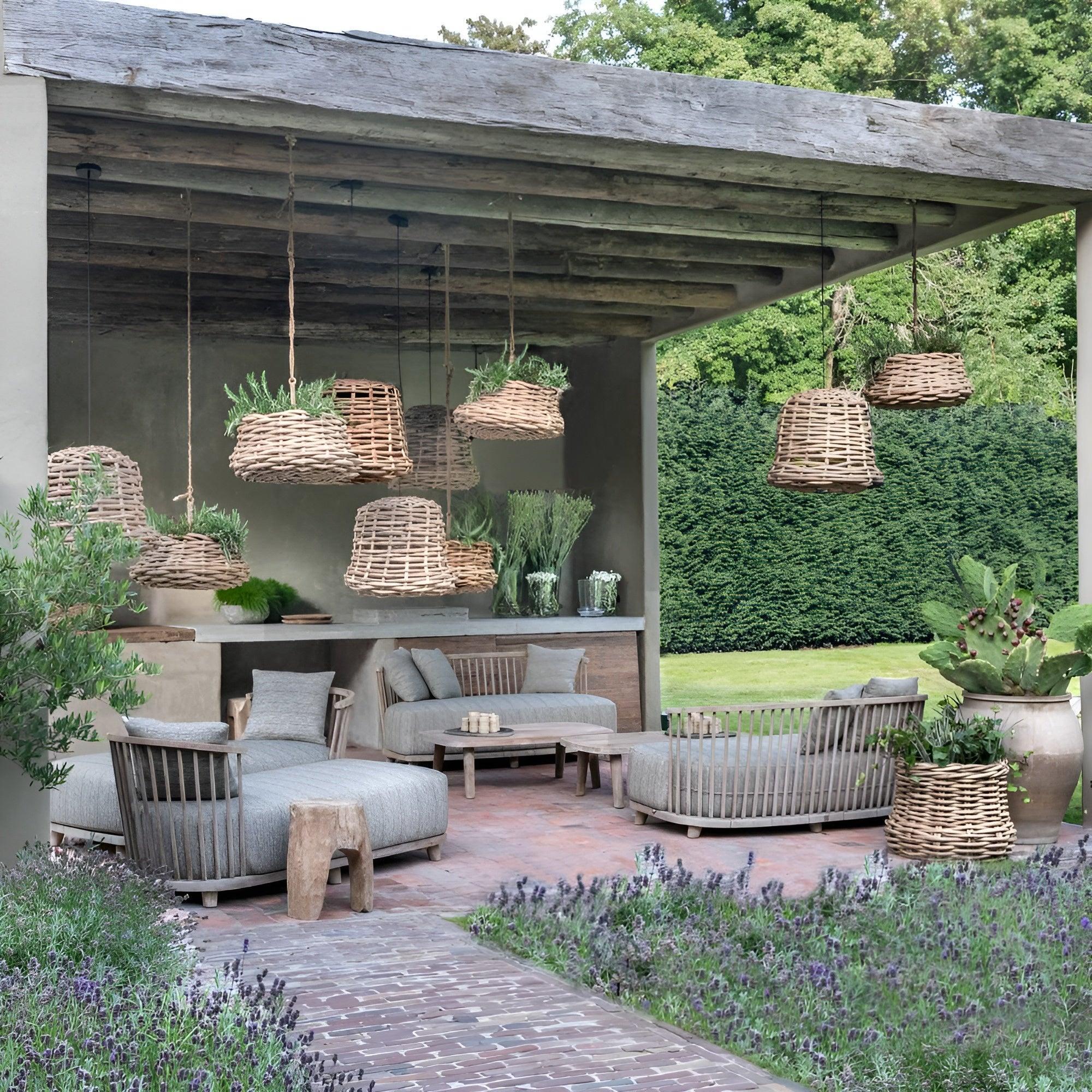 Boho-Lounge im Außenbereich mit Hängelampe DEREK von Gommaire – gemütliche Outdoor-Einrichtung mit Naturmaterialien und organischem Design