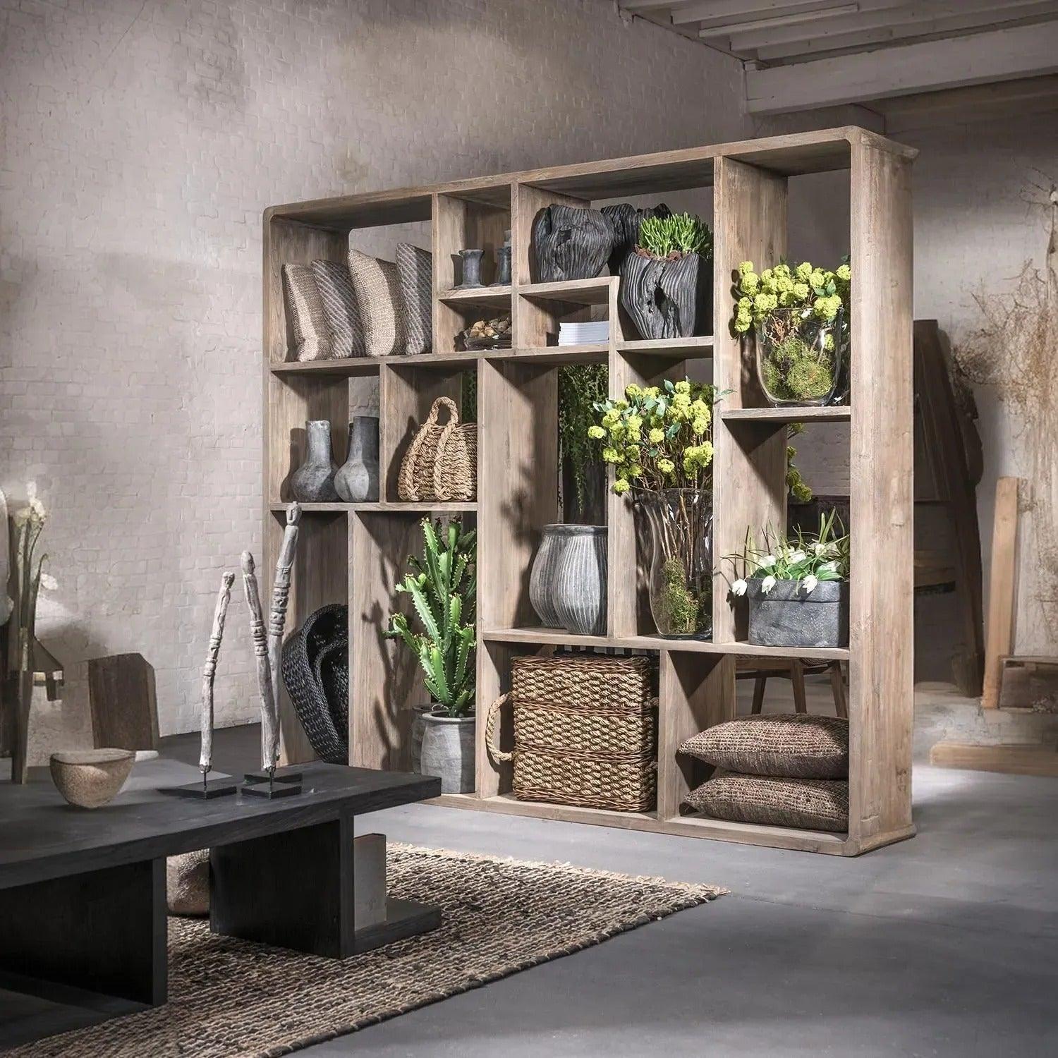 Großer Teakholz-Schrank SAAR von Gommaire in einem natürlich eingerichteten Schlafzimmer oder Flur – dekorativ und funktional zugleich, mit viel Stauraum und stilvoller Ausstrahlung