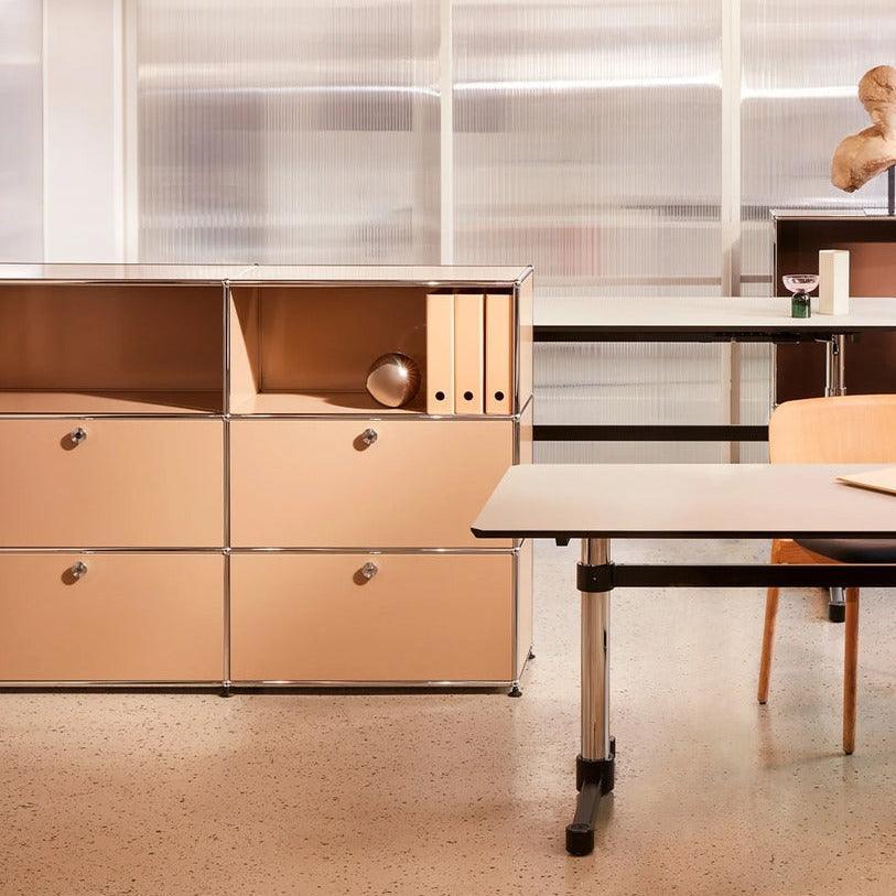 USM Haller Sideboard M64 in Beige als funktionales Highlight in einem skandinavisch inspirierten Homeoffice – cleane Linien und hochwertige Modularität mit wohnlichem Farbton