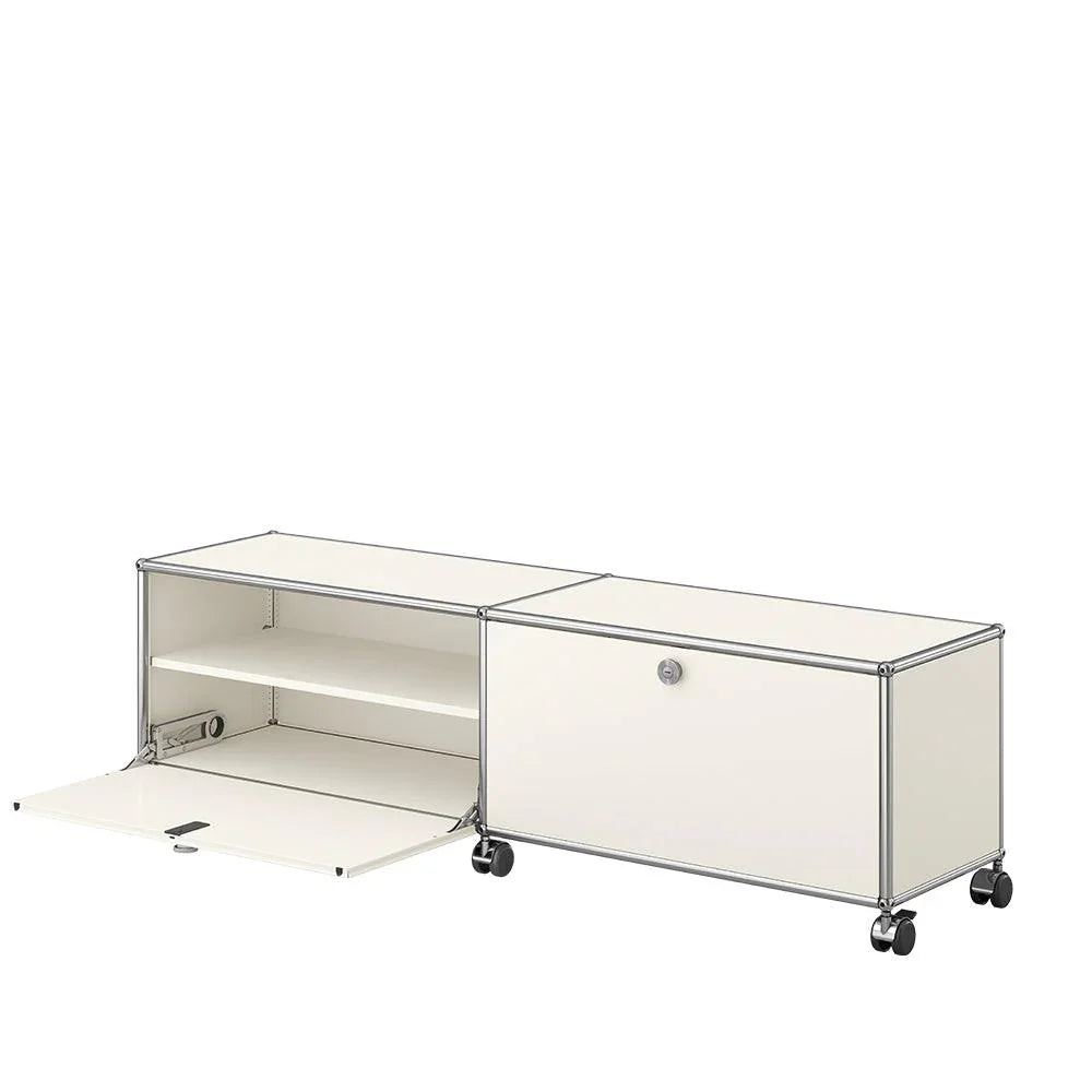USM Haller Lowboard M61 in Reinweiß mit geöffneter Klappe – funktionales Designmöbel mit sichtbarem Stauraum, ideal als TV-Board oder Sideboard im modernen Wohnbereich