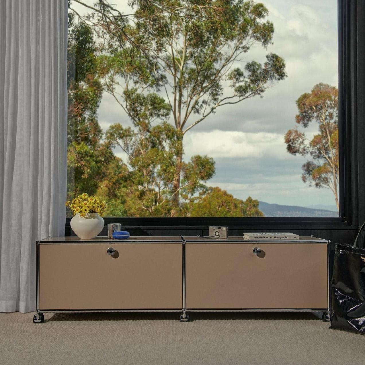 Beispielhafte Einrichtung mit dem USM Lowboard M61 in USM Beige – stilvolles Sideboard im Wohnzimmer mit zurückhaltender Farbgebung und praktischen Stauraummodulen