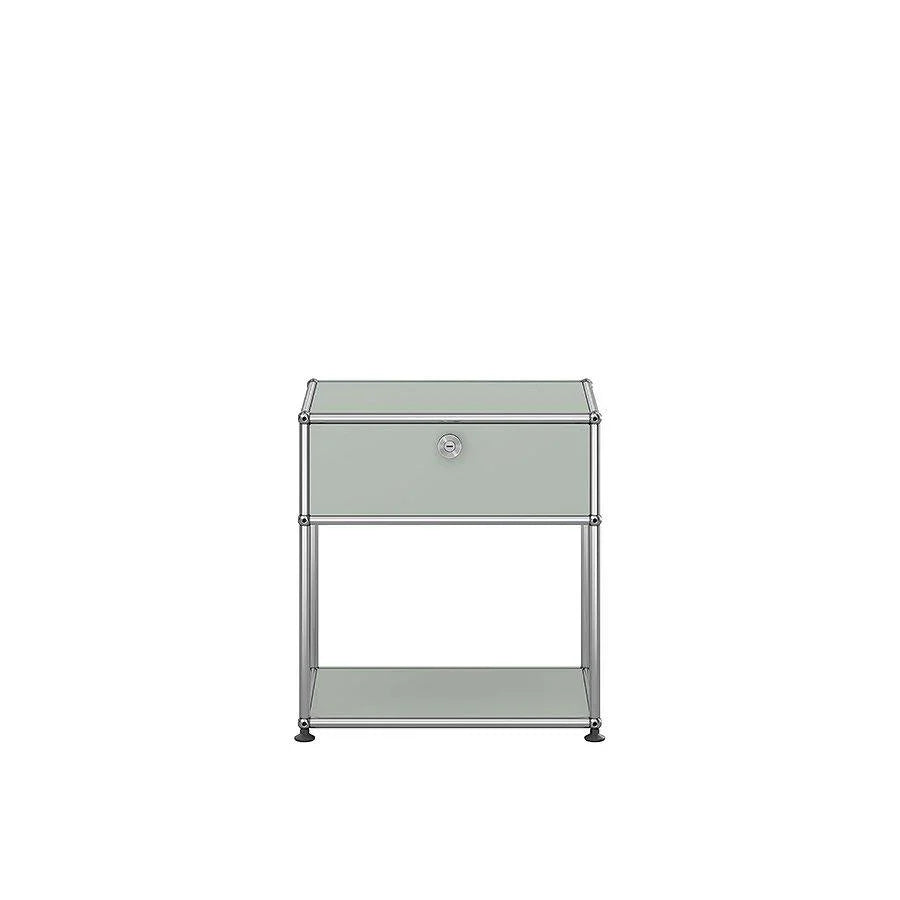 USM Haller Nachttisch M54 in Lichtgrau – moderne Frontansicht eines funktionalen Systemmöbels für zeitlose Schlafzimmergestaltung