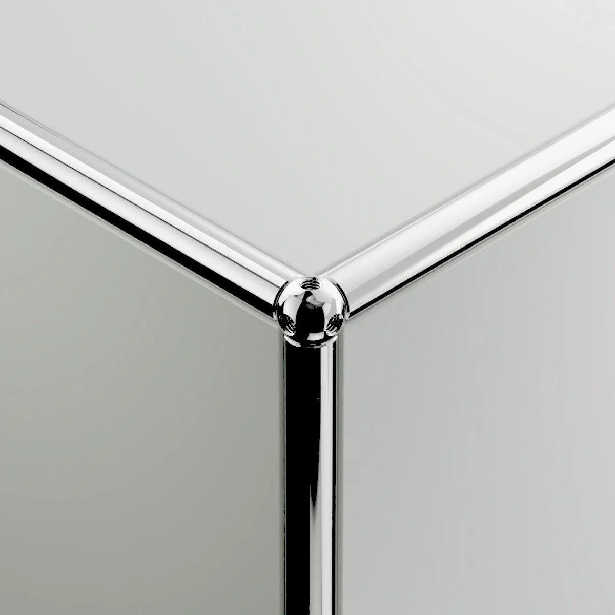 Detailansicht der Kante beim USM Haller Nachttisch M54 in Lichtgrau – präzise Linienführung und elegantes Finish für moderne Wohn- und Schlafbereiche