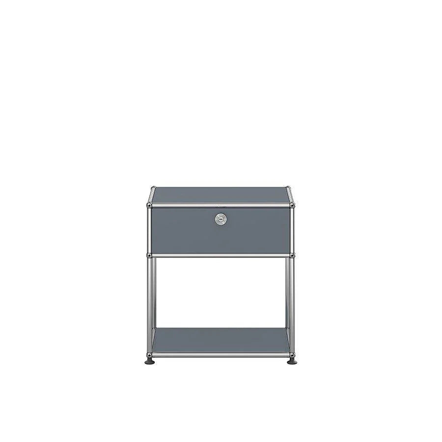 Beistellmöbel USM M54 in Mittelgrau – frontale Ansicht des eleganten Nachttischs im neutralen Design für flexible Raumkonzepte