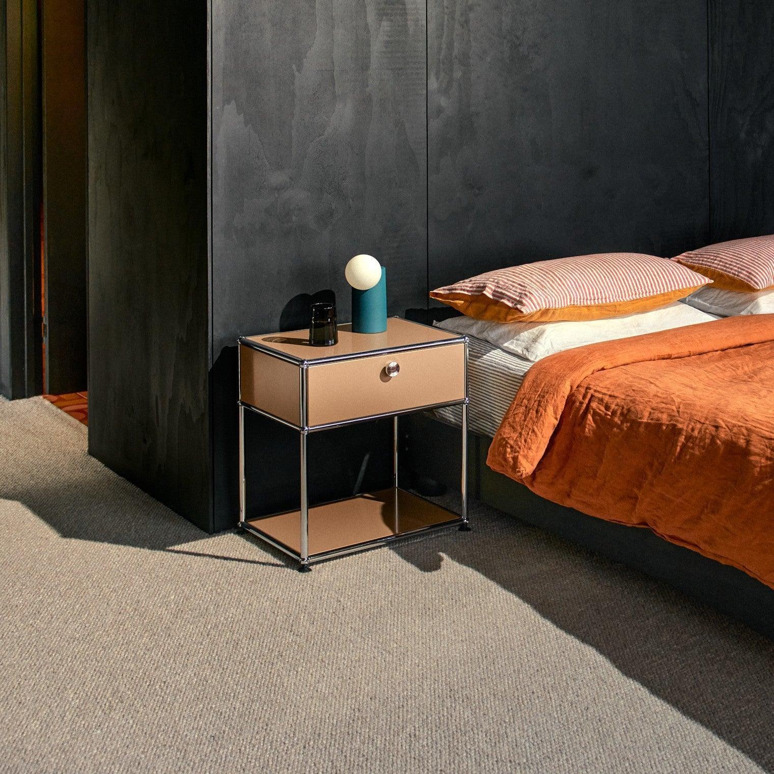 Beispieleinrichtung mit dem USM Nachttisch M54 in USM Beige – stilvoller Nachttisch in natürlicher Farbgebung für wohnliche Schlafzimmergestaltung mit Designanspruch