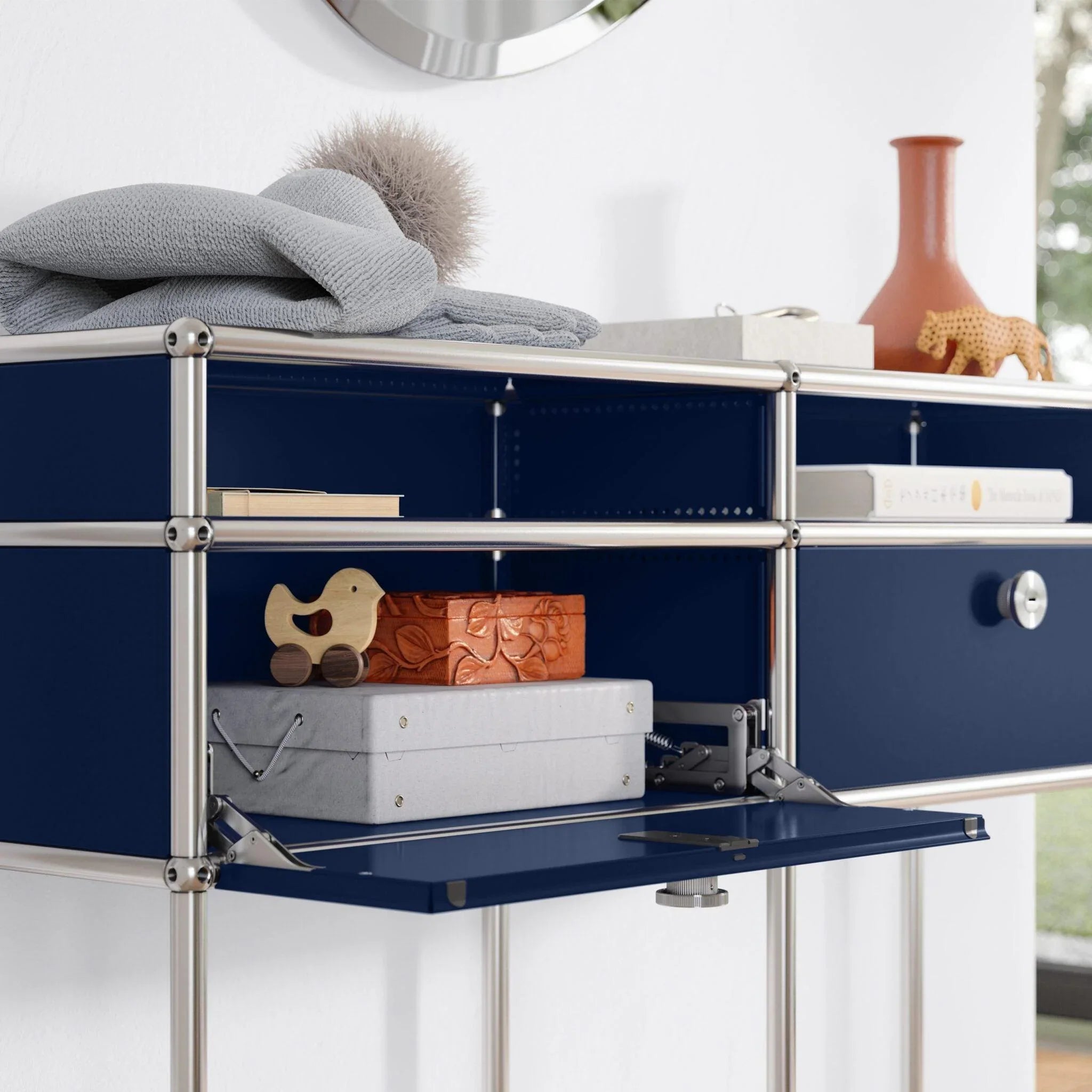 Sideboard M51 von USM in Stahlblau – funktionale Büroeinrichtung mit modularer Struktur, viel Stauraum und klassischem Design für kreative Arbeitsumgebungen