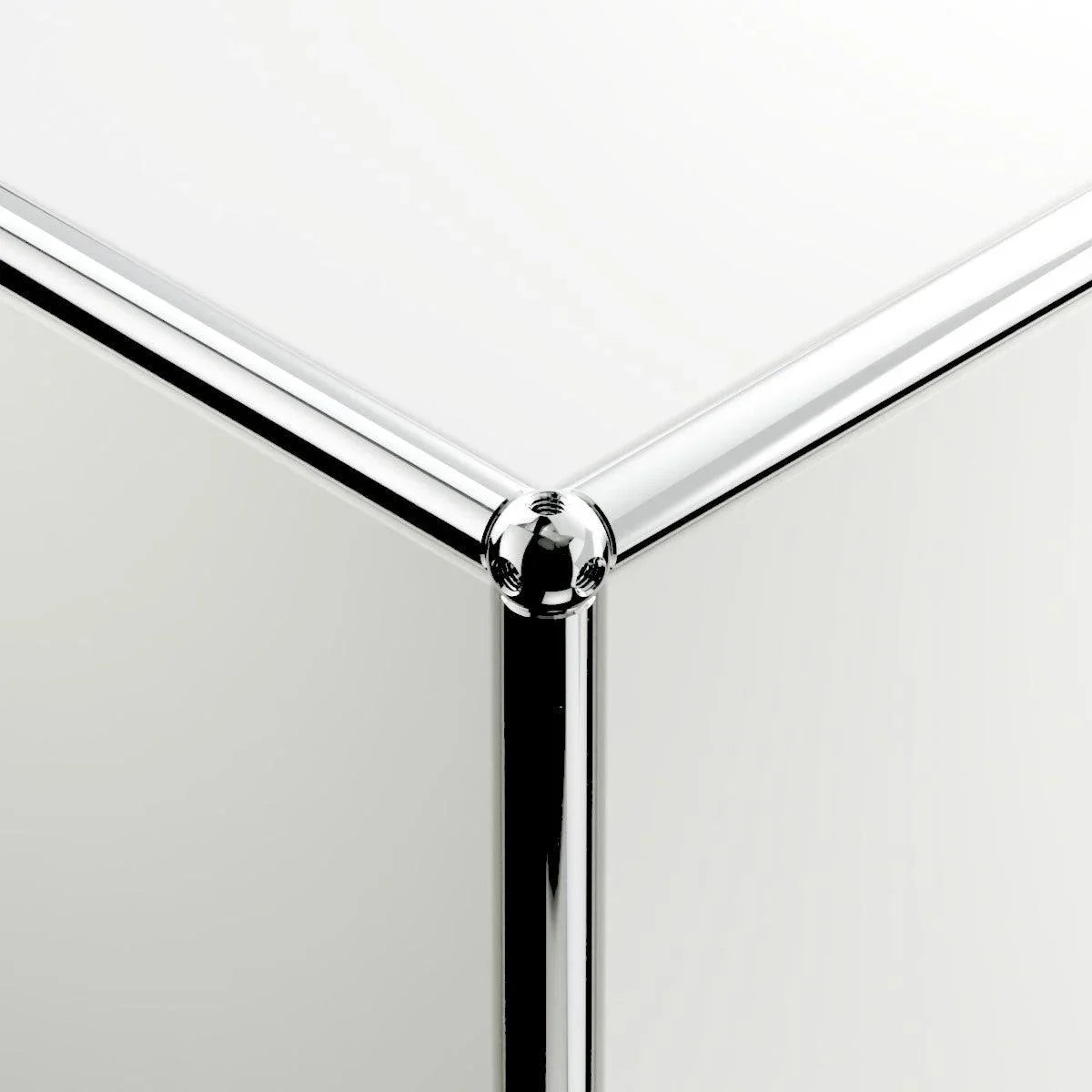 Detailansicht der Kante beim USM Sideboard M62 in Reinweiß – präzise Linienführung und zeitloses Möbeldesign mit Systemcharakter für moderne Räume