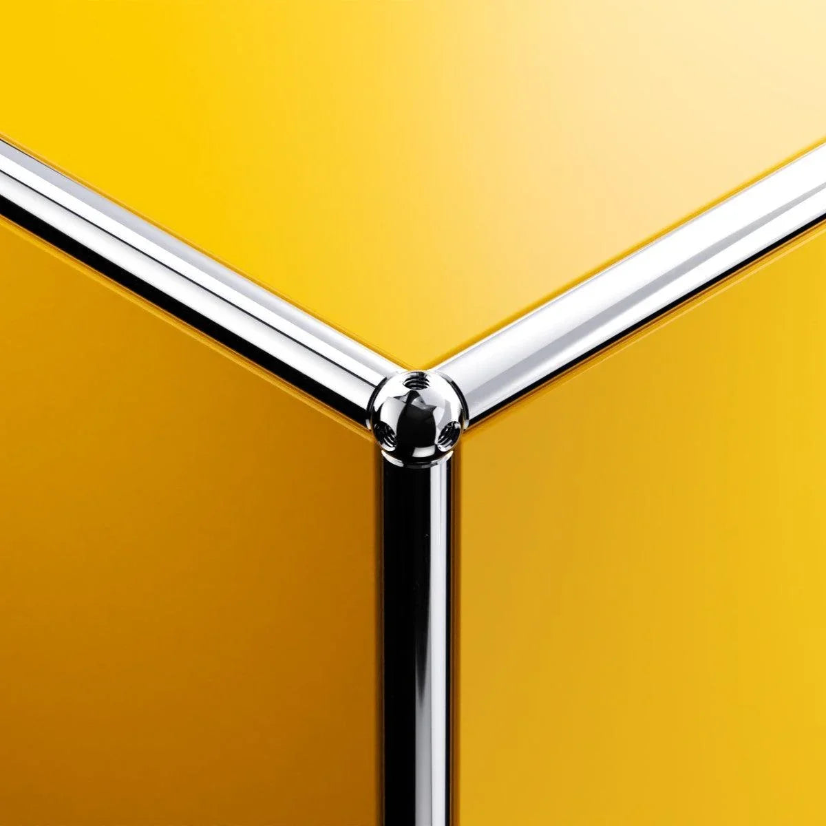 Kantensicht des USM Haller Sideboards O2 in Goldgelb – hochwertige Detailaufnahme mit präziser Verarbeitung, kräftigem Farbton und modularer Metallstruktur für modernes Design