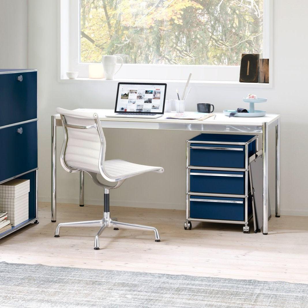 Moderner Arbeitsraum mit USM T59 Tisch in Kunstharz Perlgrau – perfekte Tischlösung für Meetings, Workshops und agile Sessions