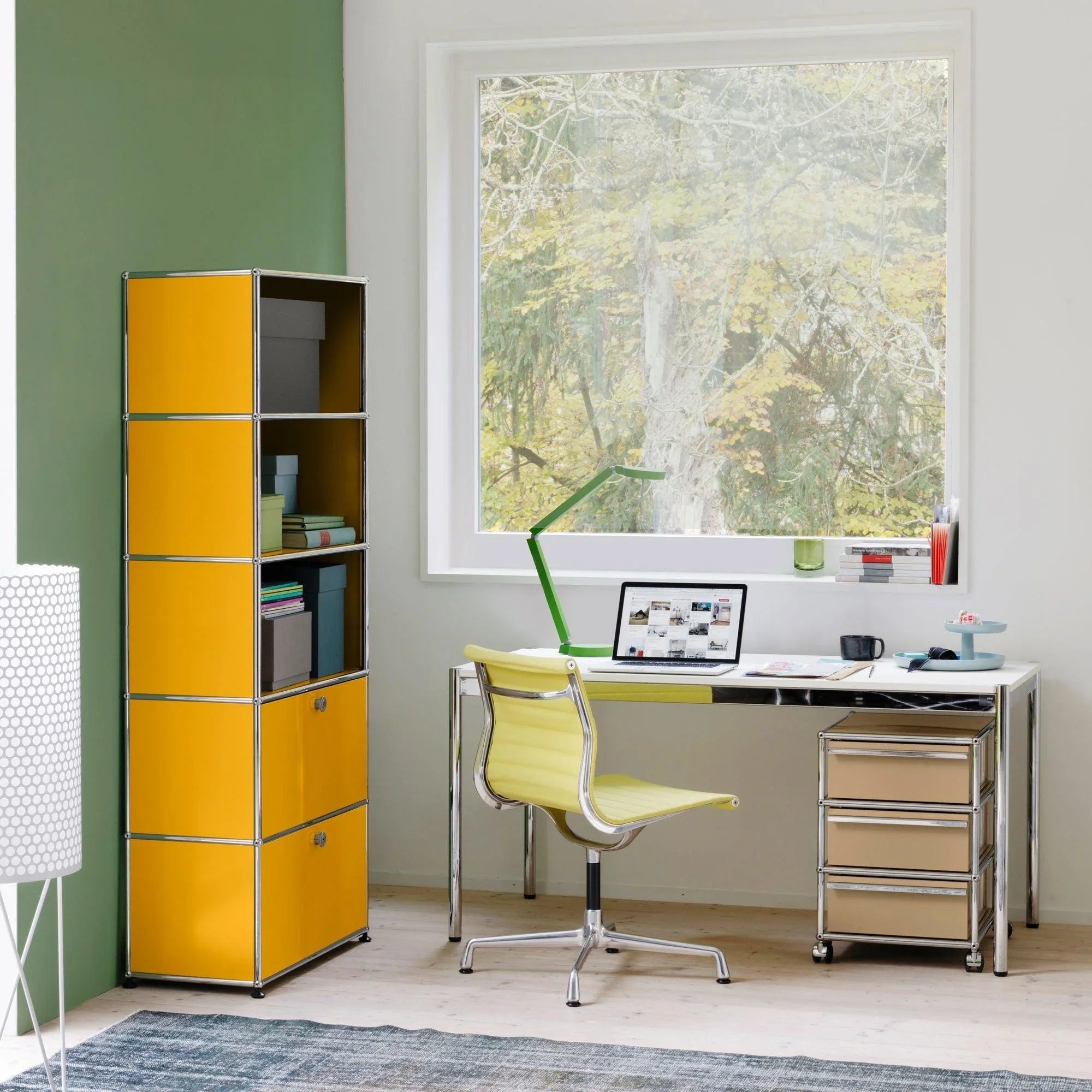 Tisch T59 von USM in perlgrauem Kunstharz im Homeoffice – strukturiertes Arbeiten mit zeitlosem Design und robustem Material