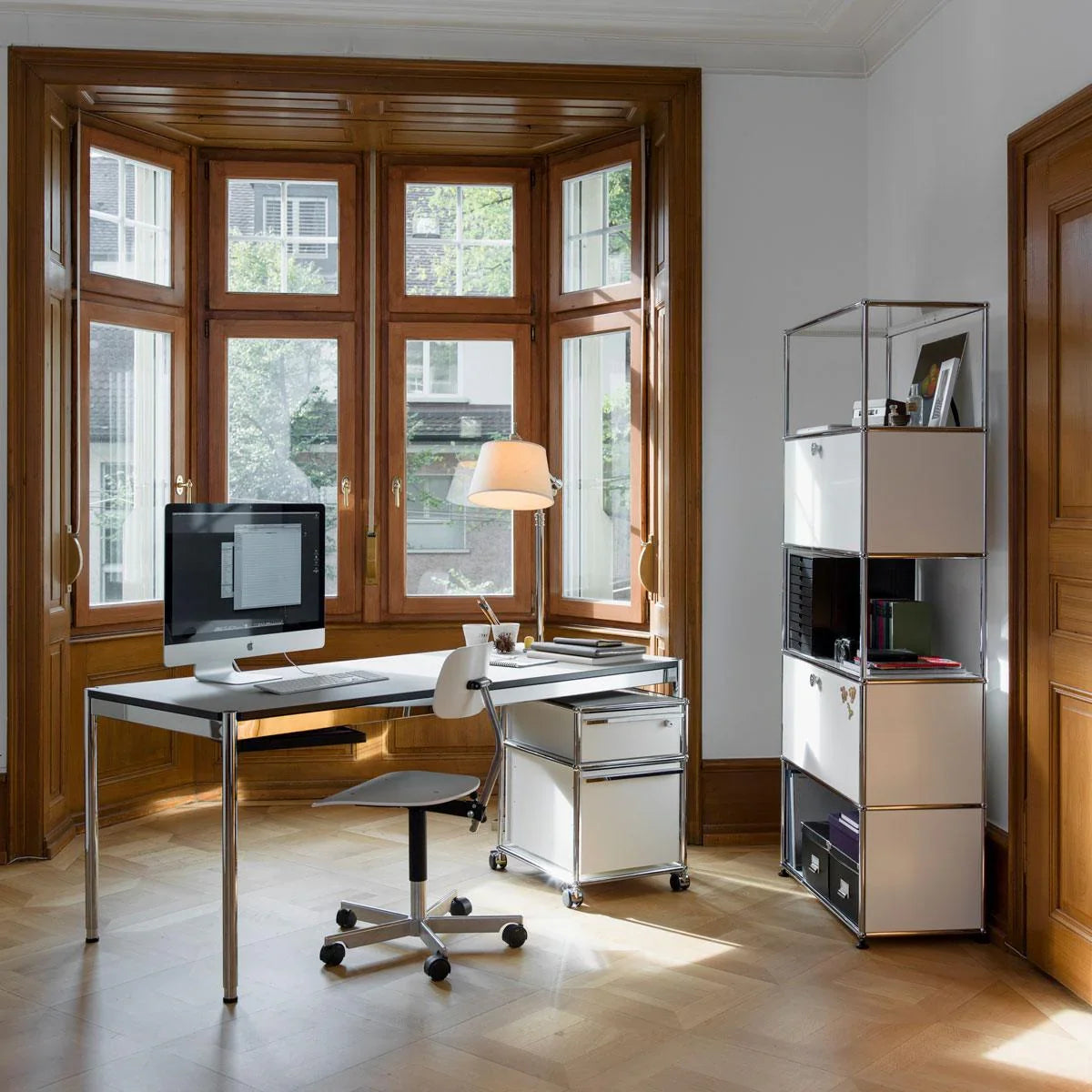 USM Tisch T59 mit Linoleum Nero Oberfläche – hochwertiger Homeoffice-Arbeitstisch mit eleganter Linienführung in mattem Schwarz