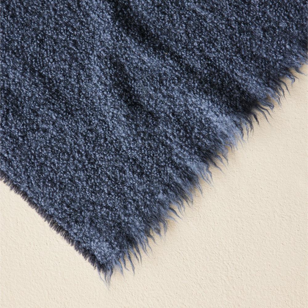 Vetsak TUIS BLANKET in Dark Navy – dekorativ inszeniert im modernen Wohnambiente