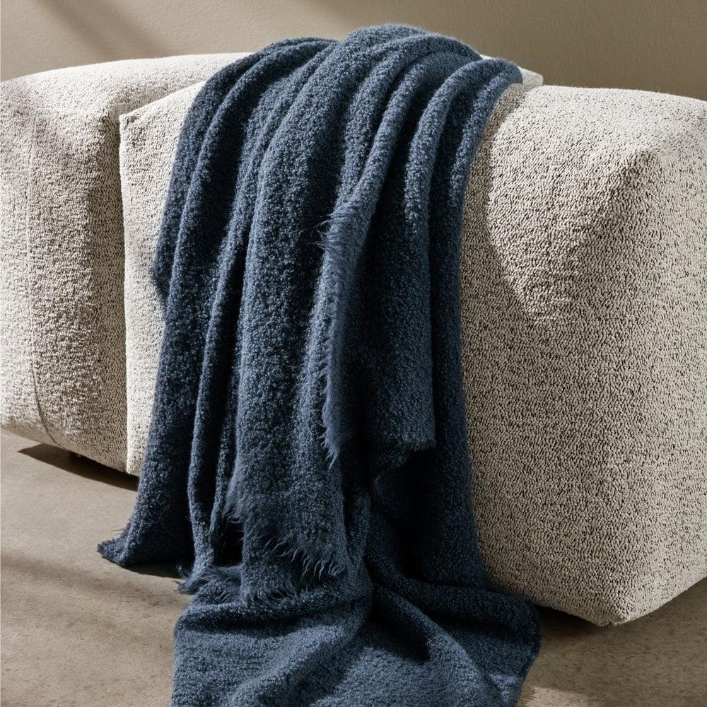 TUIS BLANKET Dark Navy – eleganter Farbton als stilvolles Interior-Accessoire von Vetsak