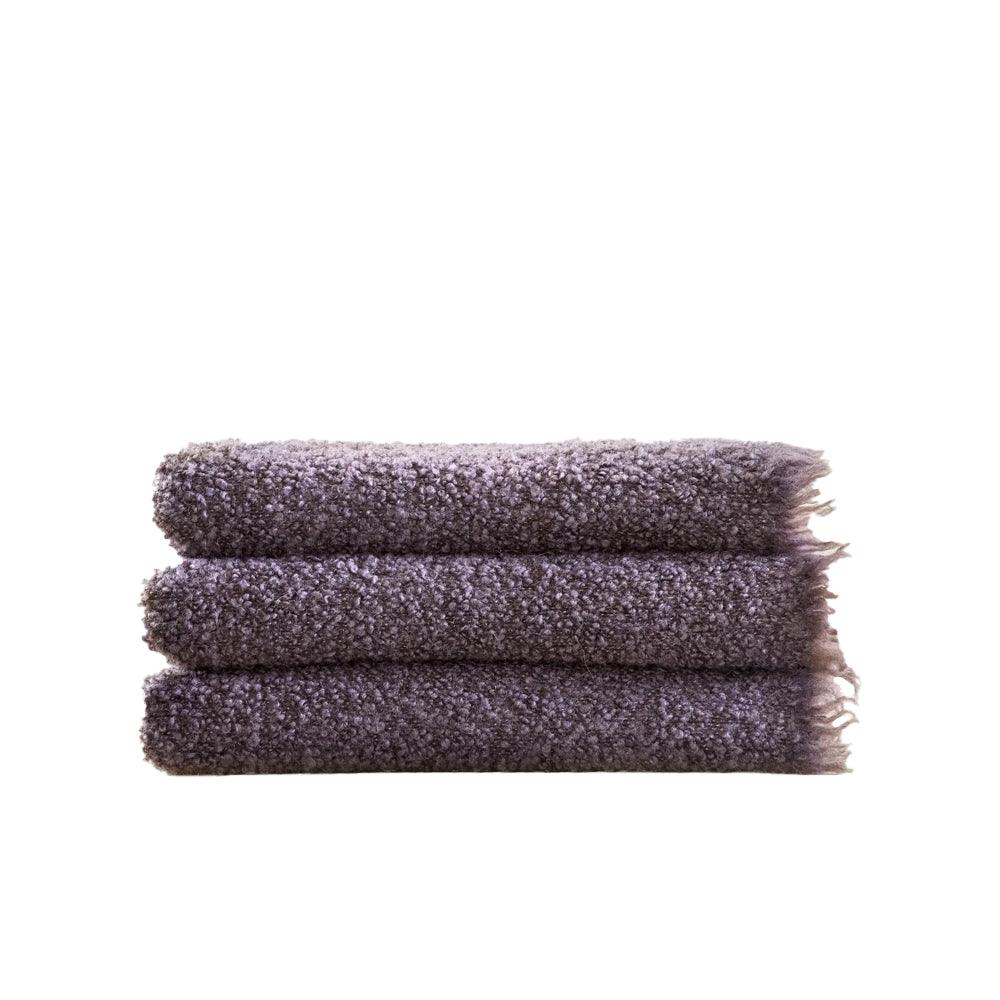 TUIS Decke von Vetsak in Plum – vegane Fellstruktur, ideal als gemütliches Wohntextil