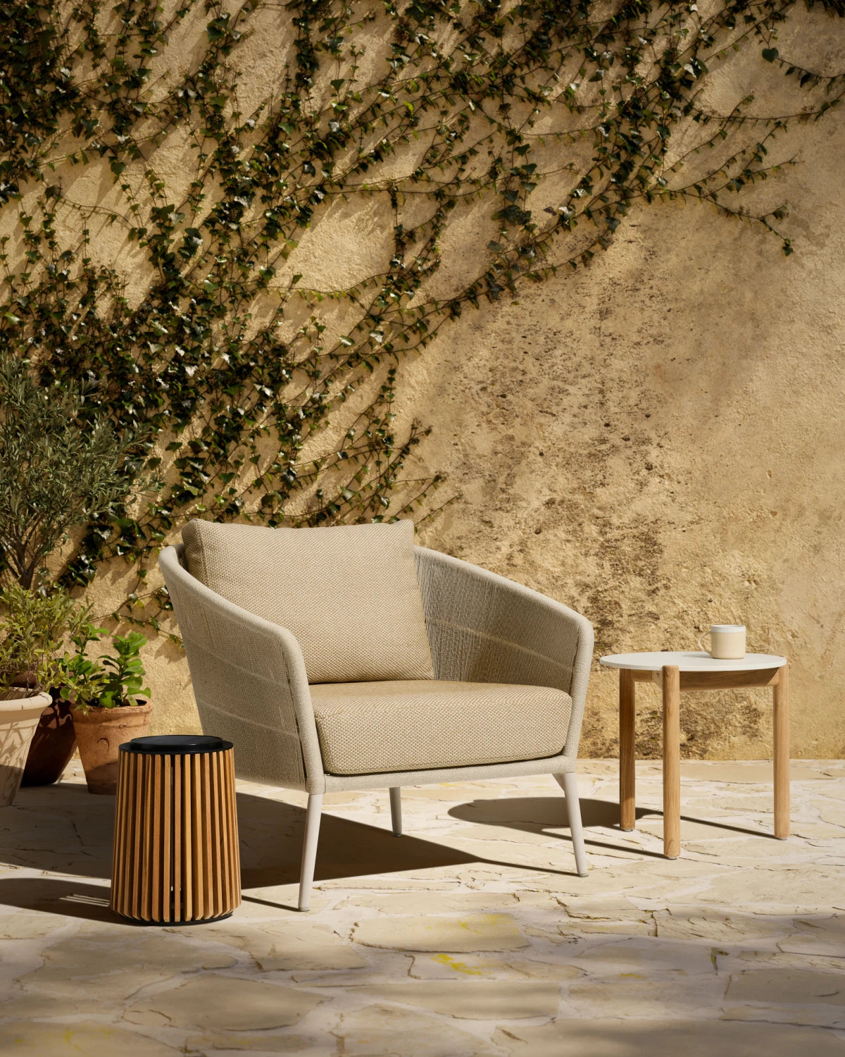 Vincent Sheppard AKARI Gartensessel mit Acrylseil im Outdoor-Loungebereich