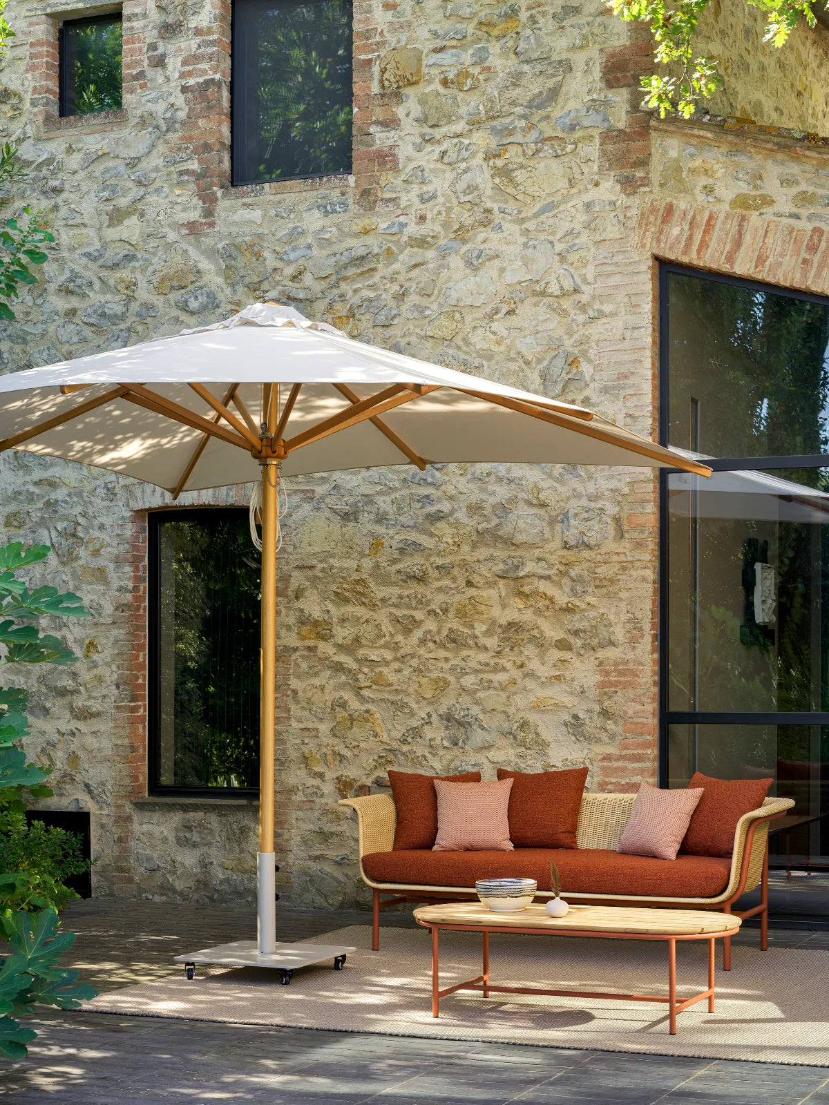 Vincent Sheppard FLORENCE Sonnenschirm über einem Gartentisch auf der Terrasse