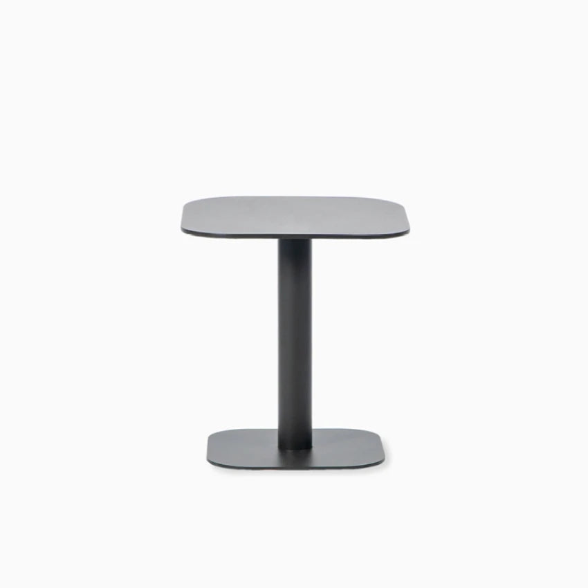 Vincent Sheppard KODO Beistelltisch mit pulverbeschichtetem Aluminiumrahmen in der Farbe Fossil Grey.