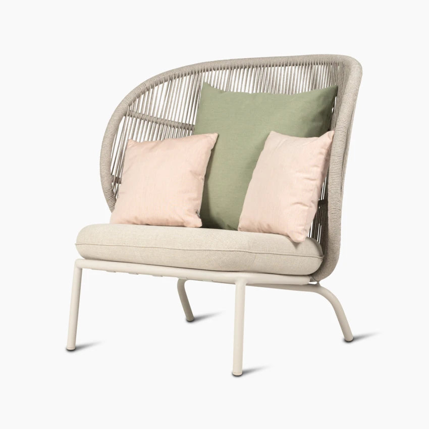 Vincent Sheppard KODO COCOON Gartensessel in Dune White mit Polypropylenseil und Dekokissen