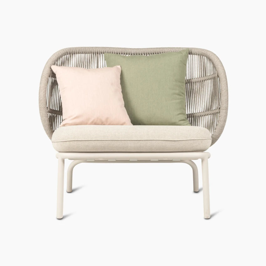Vincent Sheppard KODO Gartensessel in Dune White mit Sitz- und Dekokissen