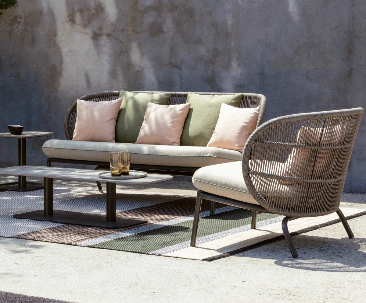 Vincent Sheppard KODO Gartensessel mit Kissenset im Outdoor-Loungebereich