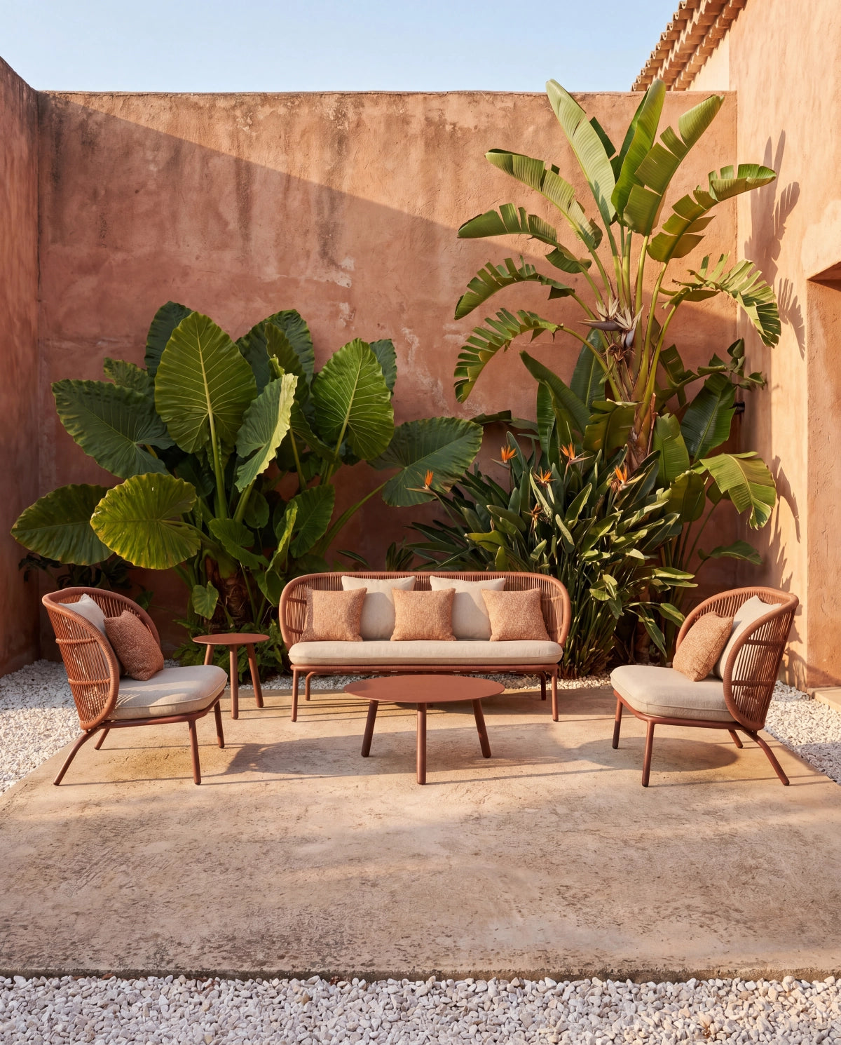 Vincent Sheppard KODO Gartensessel mit Kissenset im Outdoor-Loungebereich