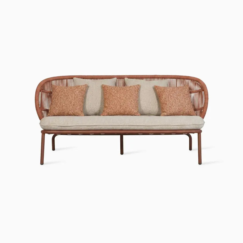 Vincent Sheppard KODO Gartensofa in Rust Cinnamon mit Burnt Orange und Almond Kissen