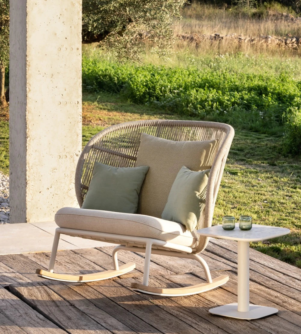Vincent Sheppard KODO Schaukelstuhl mit Kissen im Outdoor Bereich