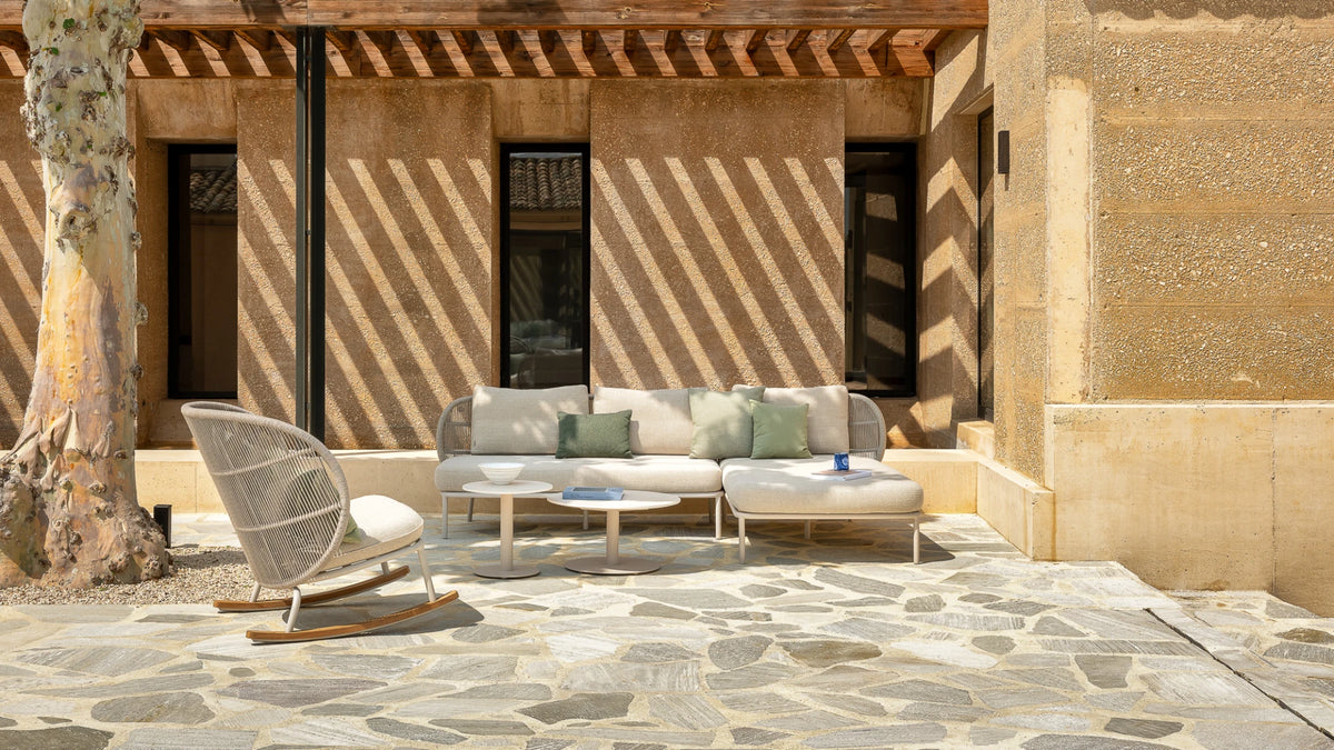 Vincent Sheppard KODO Schaukelstuhl mit Kissen im Outdoor-Loungebereich