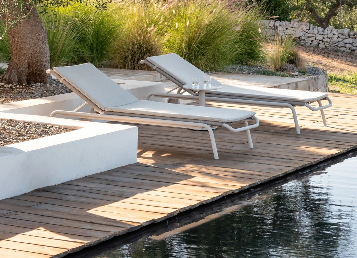 Vincent Sheppard KODO Sonnenliege in Dune White am Pool