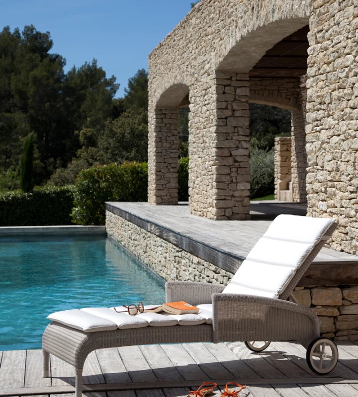 Vincent Sheppard SAFI Sonnenliege mit Armlehnen und Canvas Kissen am Pool