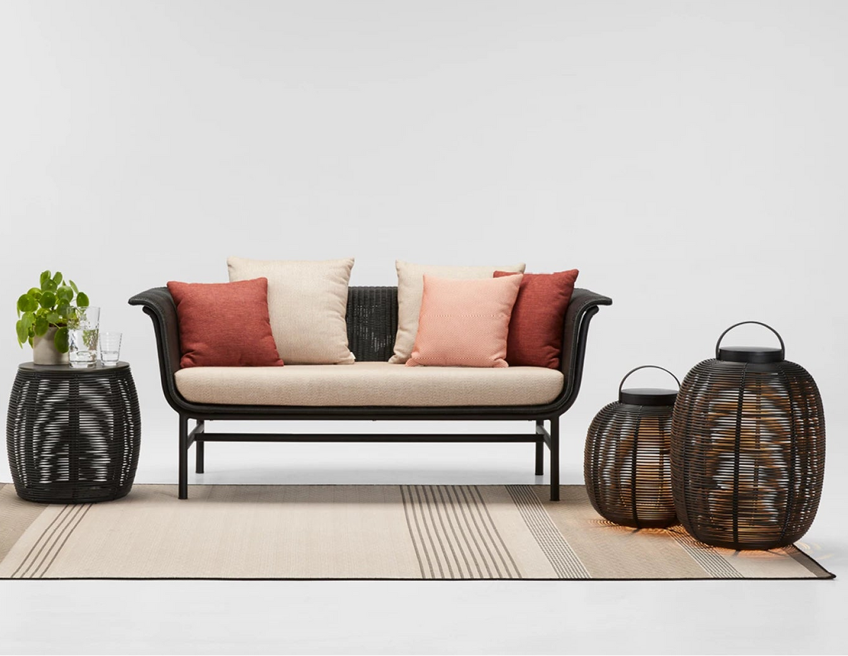 Vincent Sheppard TIKA Outdoor Laterne  neben einer Lounge