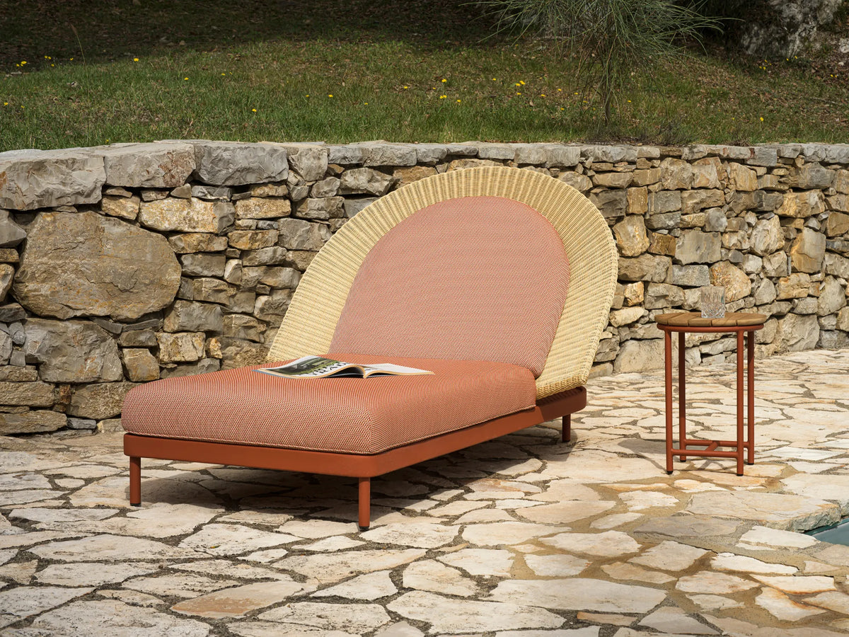 Vincent Sheppard WICKED Beistelltisch mit terracotta Gestell auf der Terrasse.