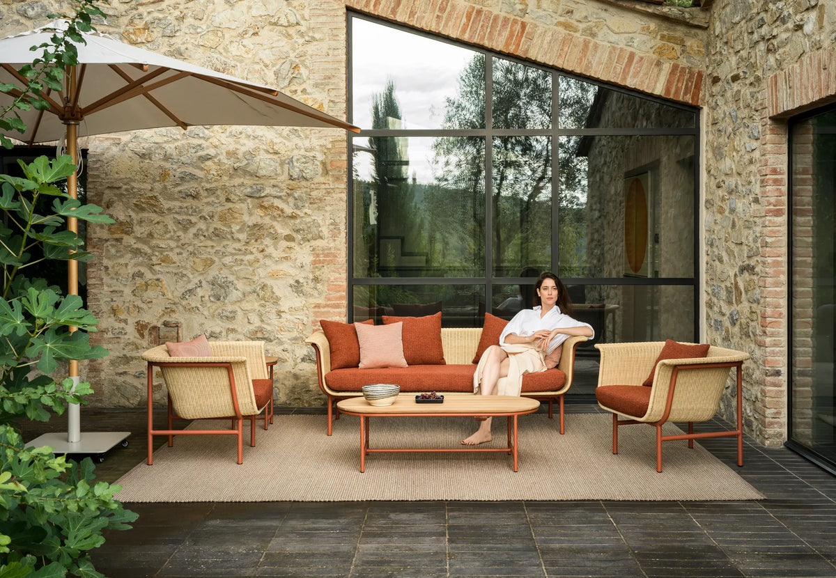 Vincent Sheppard WICKED Couchtisch mit terracotta Gestell auf der Terrasse.